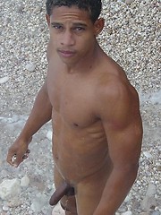 Sporty latino twink rubs his muscled ass outdoors - Gay porn pics at Gaystick