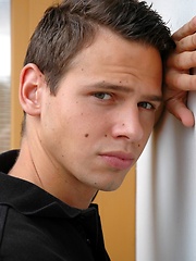 Soccer star Eric muscle work-out - Gay porn pics at Gaystick