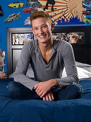 Casey Tanner in his first solo - Gay porn pics at Gaystick