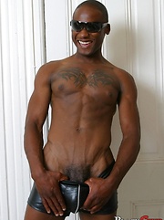 Black stud with tattoed chest - Gay porn pics at Gaystick