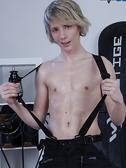 Horny twinks keep warm by fucking raw! - Gay porn pics at Gaystick