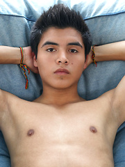 Ryan showing hot cock - Gay porn pics at Gaystick