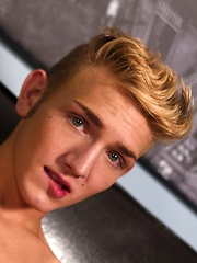 Sexy blond all American twink Dylan Hall stars in this incredibly hot LIVE show - Gay porn pics at Gaystick