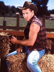 Sexy cowboy posing outdoor - Gay porn pics at Gaystick