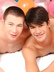 A hot twink threesome just started. - Gay porn pics at Gaystick
