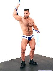 Muscular hunk tied up & cums - Gay porn pics at Gaystick
