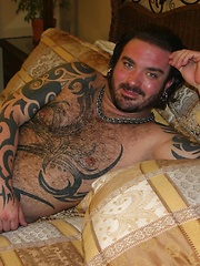 See this rough top get dirty with all kinds of good ol' southern boy pigs inside - Gay porn pics at Gaystick