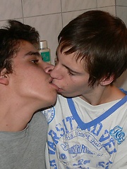 Richard Kooole and Denis Rakay sucking - Gay porn pics at Gaystick