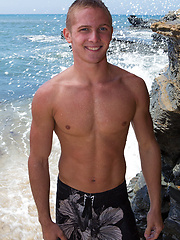Sexy and tanned surfer boy Noel - Gay porn pics at Gaystick