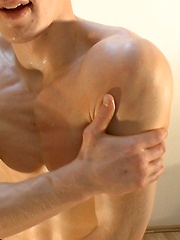 Oiled boy pumps up his biceps - Gay porn pics at Gaystick