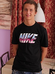 Cute twink Thomas Swings busts a big nut over his tummy. - Gay porn pics at Gaystick