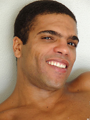 This muscular Brazilian is a giant - Gay porn pics at Gaystick