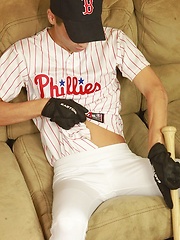 Athletic stud London Sawyer jerks off after baseball game. - Gay porn pics at Gaystick
