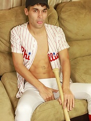 Athletic stud London Sawyer jerks off after baseball game. - Gay porn pics at Gaystick