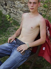 Cute twink Franky busts a big nut outdoors. - Gay porn pics at Gaystick