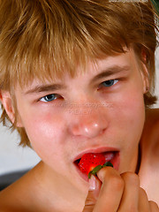 Nude Charles plays with strawberry - Gay porn pics at Gaystick