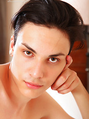 Roberto takes off his uncut cock - Gay porn pics at Gaystick