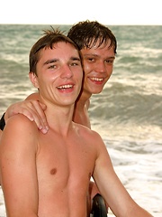 Watch Alan and Raul enjoy themselves on a beach in Italy - Gay porn pics at Gaystick