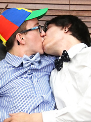 Geeky Twinks Love The Dick! - Gay porn pics at Gaystick