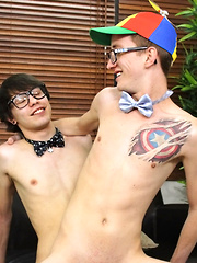 Geeky Twinks Love The Dick! - Gay porn pics at Gaystick