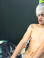 Jason Loves A Live Show! - Gay porn pics at Gaystick